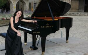Lire la suite à propos de l’article Aurélie Samani et son piano en escale salle Barétous-Roncal vendredi et samedi