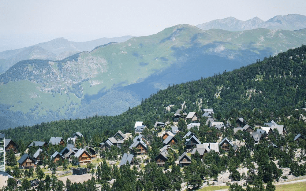 Quels sont ces projets qui visent à dynamiser le tourisme entre les vallées du Barétous et de Roncal ?