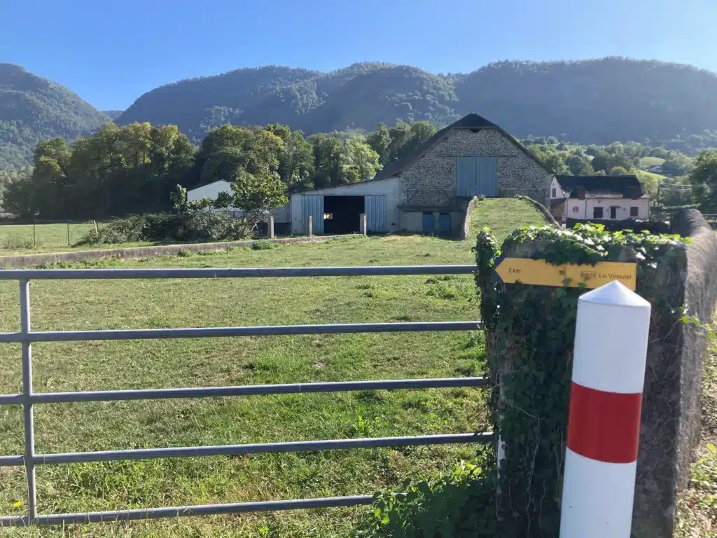 Grange béarnaise et prairie, montagnes en arrière-plan