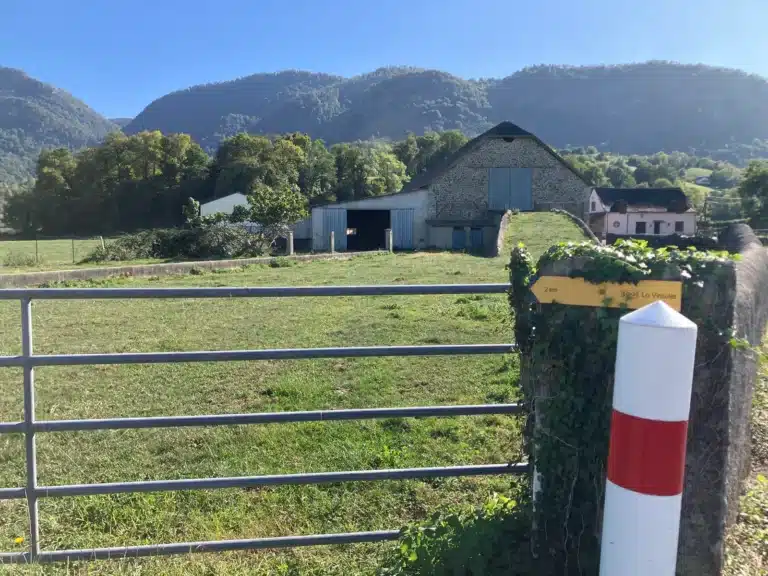 Grange béarnaise et prairie, montagnes en arrière-plan